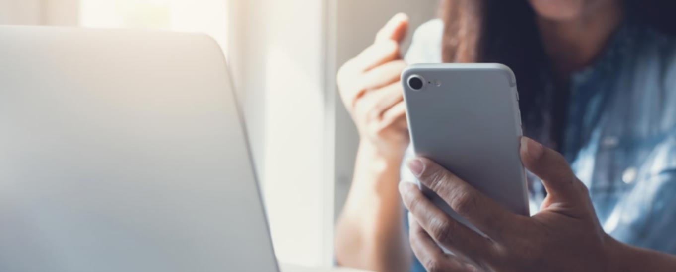 Profesionales analizando datos presupuestarios en sesión de trabajo colaborativo