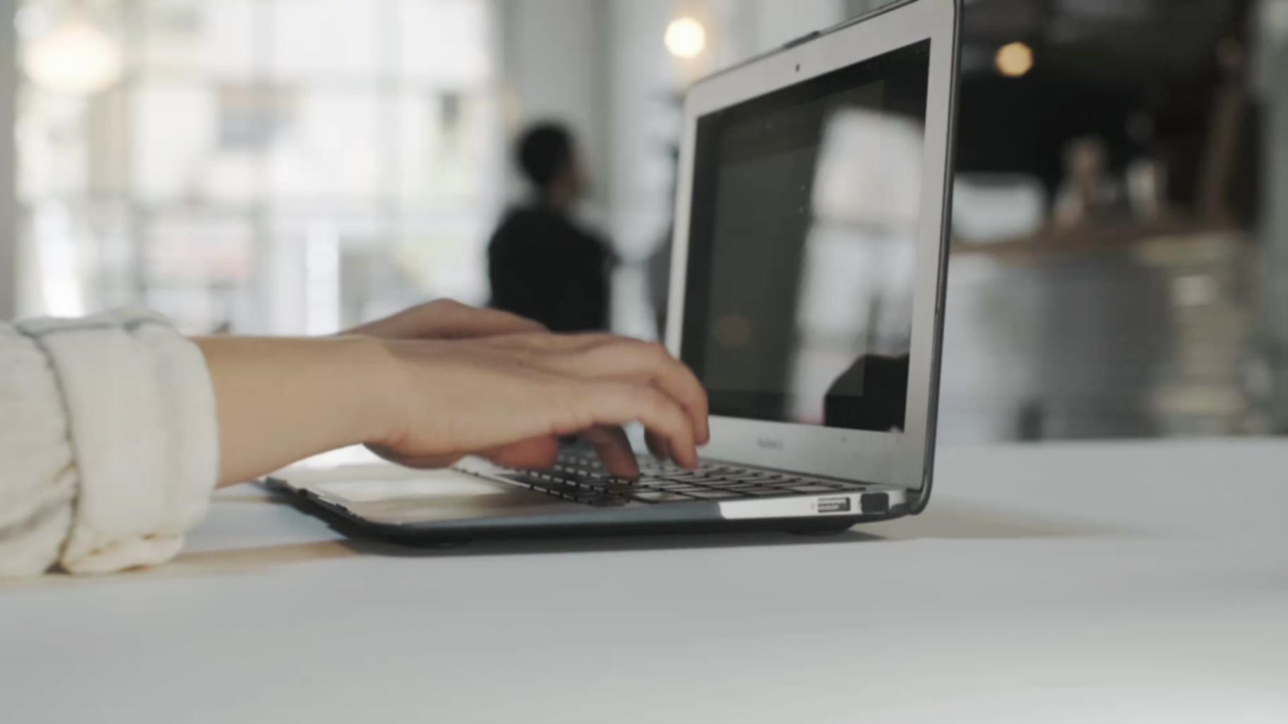 Taller interactivo de presupuestación con participantes trabajando en ejercicios prácticos