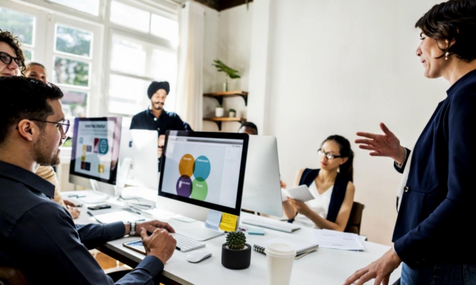 Profesionales trabajando en presupuestos departamentales