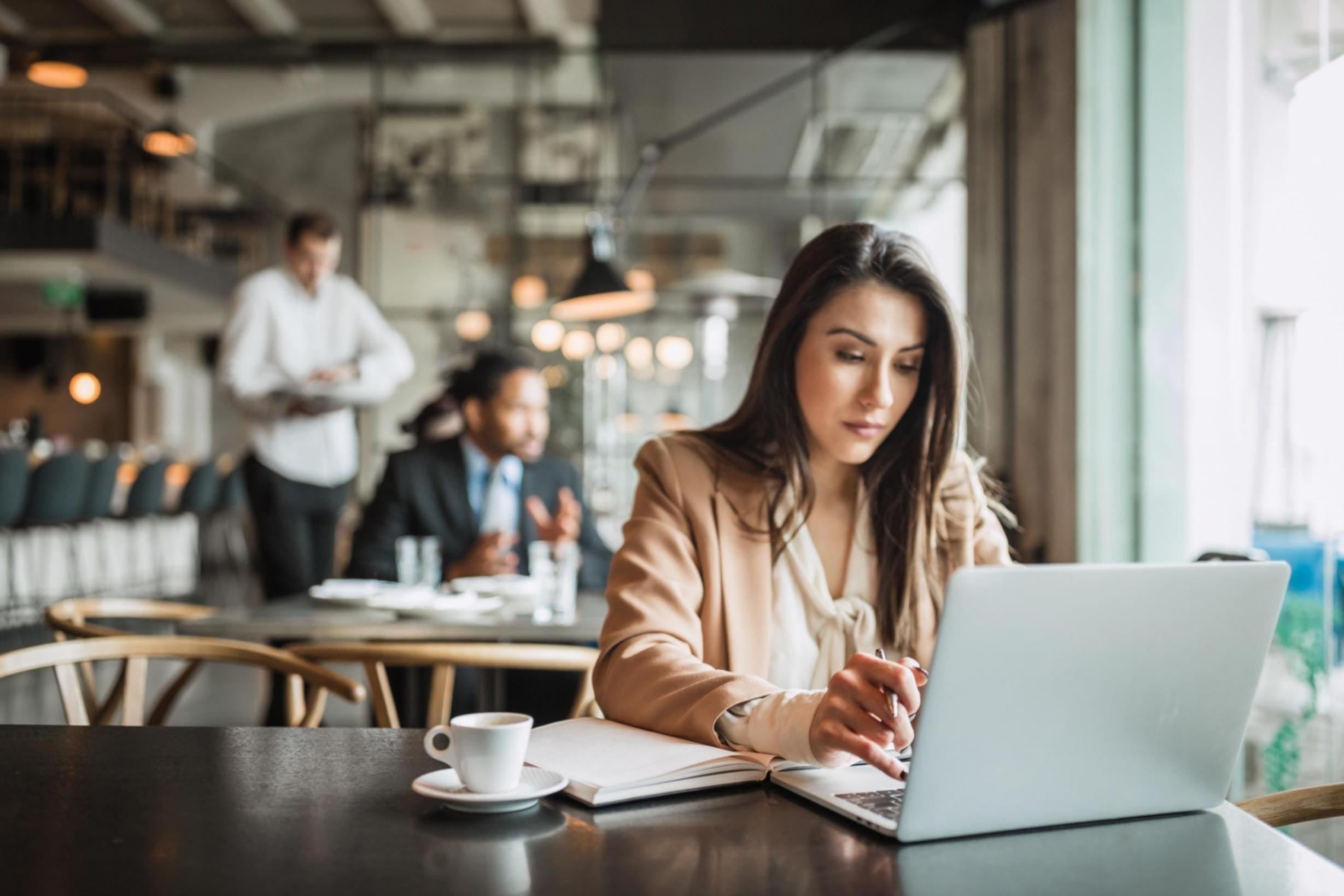 Participantes analizando estructuras presupuestarias en sesión colaborativa